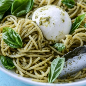 Linguines à la buratta pesto et ses copeaux de parmesan